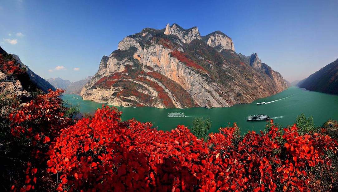 Wu Gorge fall leaves of Yangtze River
