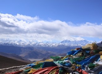 Stunning views of Himalaya mountain ranges at Pangla pass on the way to Rongbuk