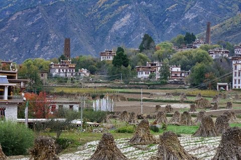 Zhonglu-Tibetan-village-in-danba